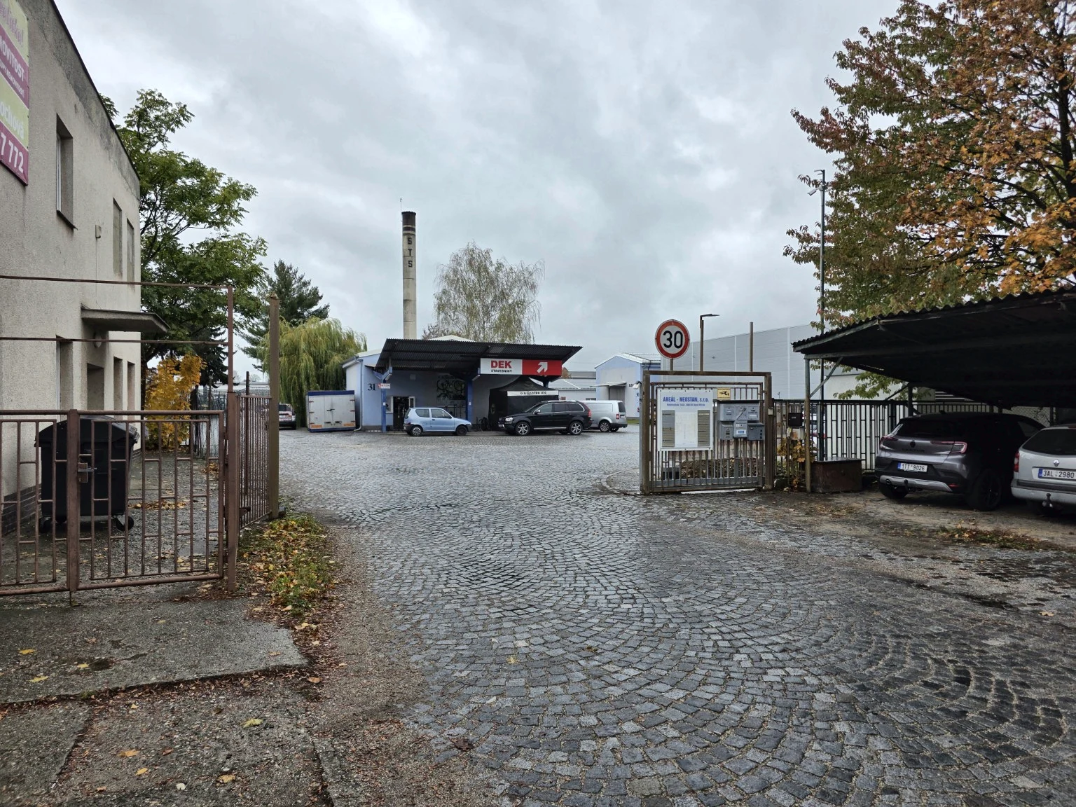 Skutečný vjezd do areálu z ulice Velehradská, s komínem v pozadí